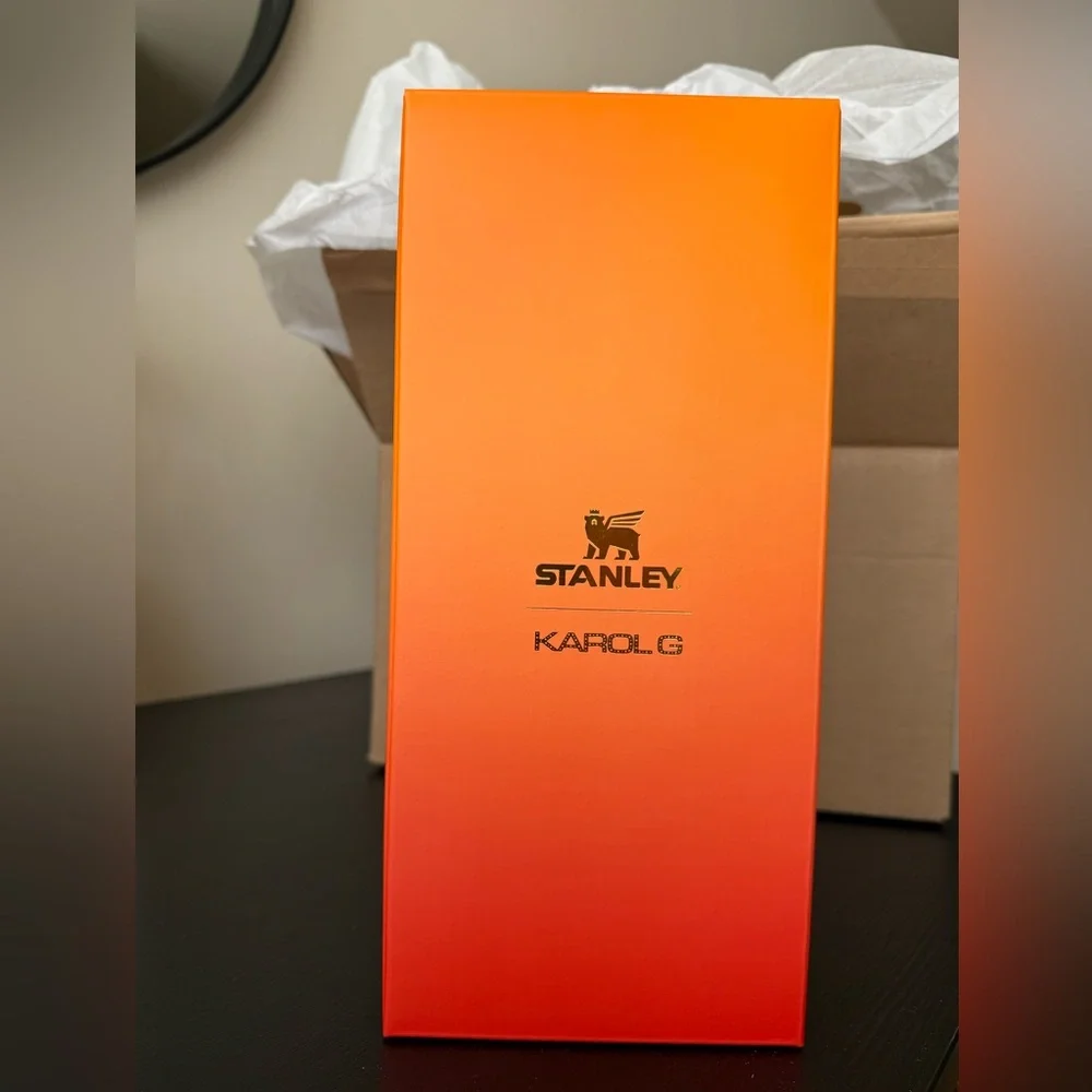 Karol G x Stanley - Picture 2 of 3